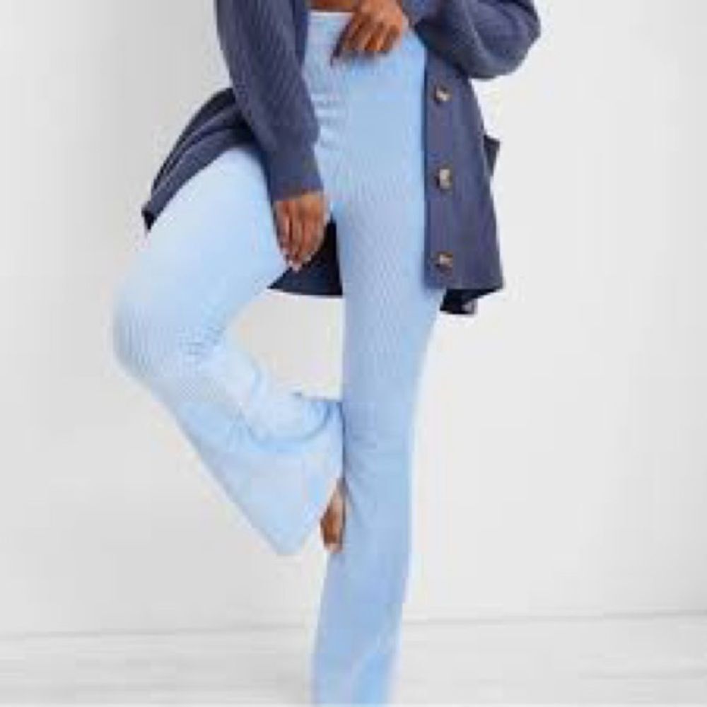 Aerie Groove-On Velour
High Waisted Flare Pant in Blue Ribbed Material
